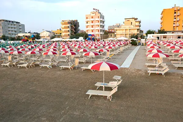 La prima fila di ombrelloni dei Bagni 79 Senigallia, sullo sfondo hotel e palazzine