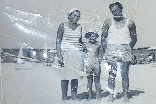 Famiglia di tre persone negli anni 60 sulla spiaggia
