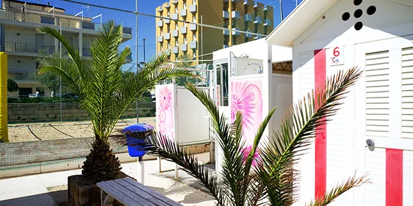 Cabina spogliatoio bianca a rossa sulla spiaggia