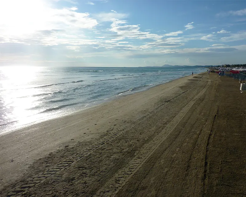 Il mare e la spiaggia di Senigallia all'alba con il monte Conero sullo sfondo