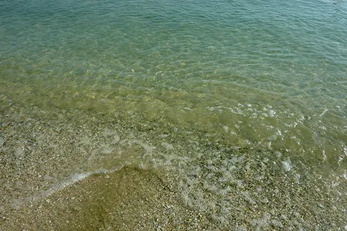 La battigia con il mare sulla sabbia