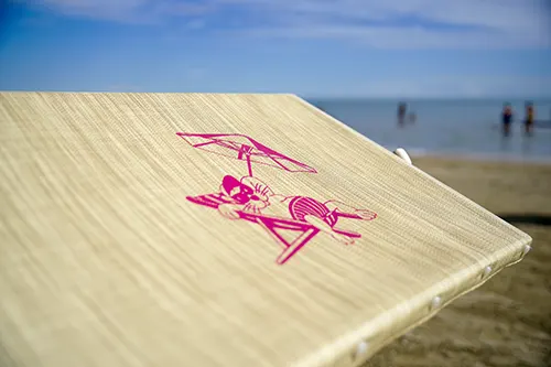 Logo dei Bagni 79 su un lettino della spiaggia