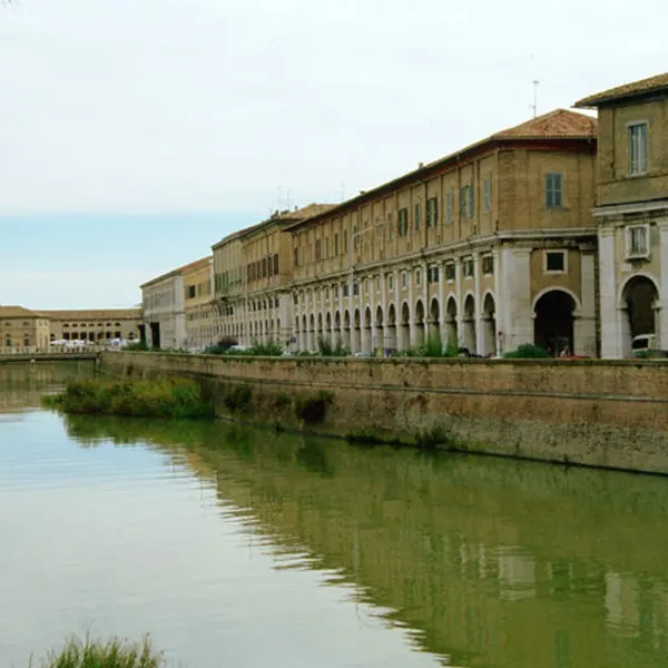 I portici Ercolani sul fiume Misa