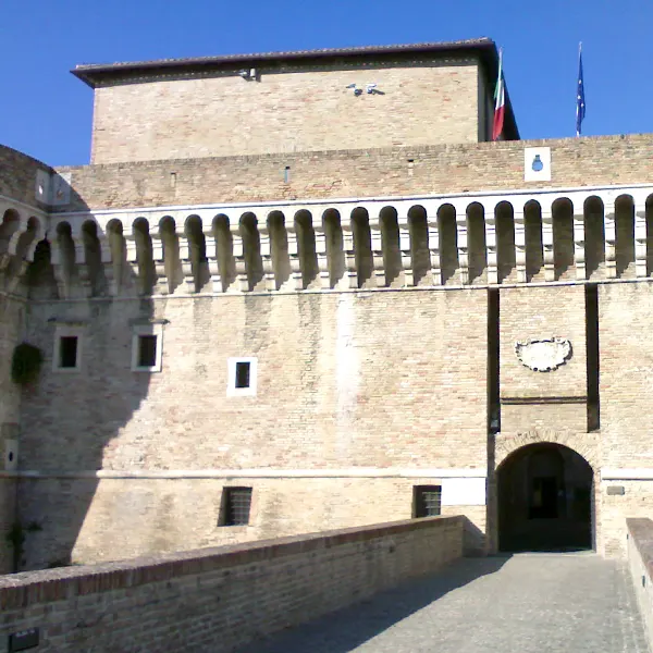 L'ingresso della Rocca Roversca visto da piazza del Duca