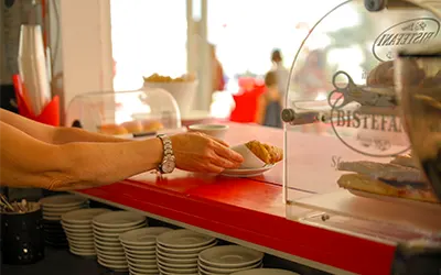 Bancone del bar con piattini e brioche