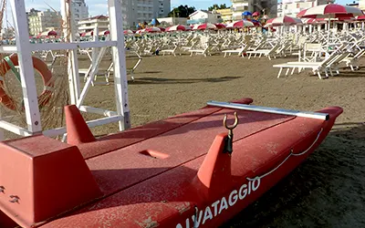 Pattino rosso del servizio di salvamento in mare